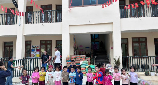 ĐOÀN THIỆN NGUYỆN TRAO QUÀ CHO CÁC CHÁU ĐIỂM TRƯỜNG NÀ QUÃNG